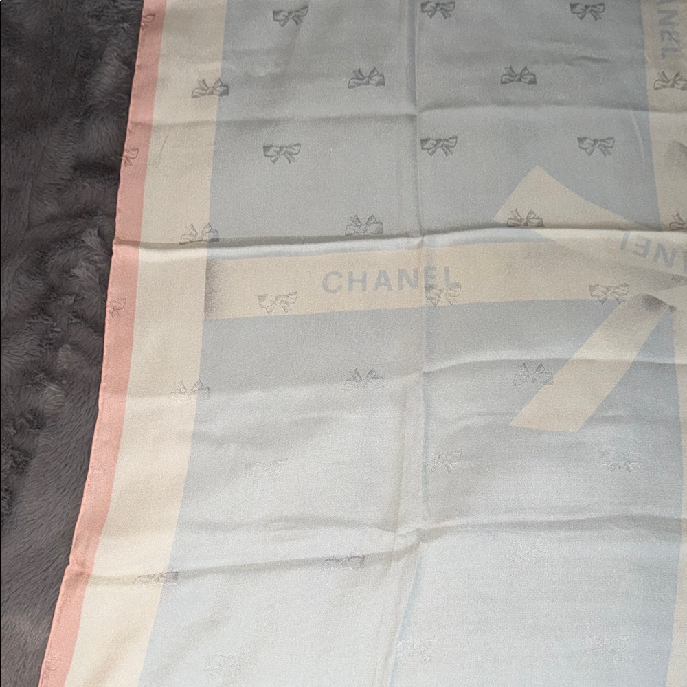 Preloved CHANEL Elegant Cream blue,pink and gray scarf 🧣 color great condition - Picture 5 of 12
